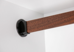 Seitenwandhalter-Nussbaum-schwarz-scaled